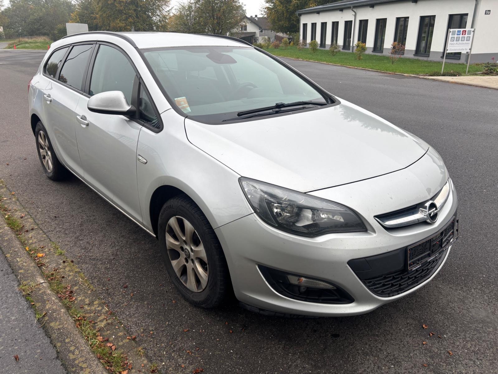 Opel Astra 2015 — салон