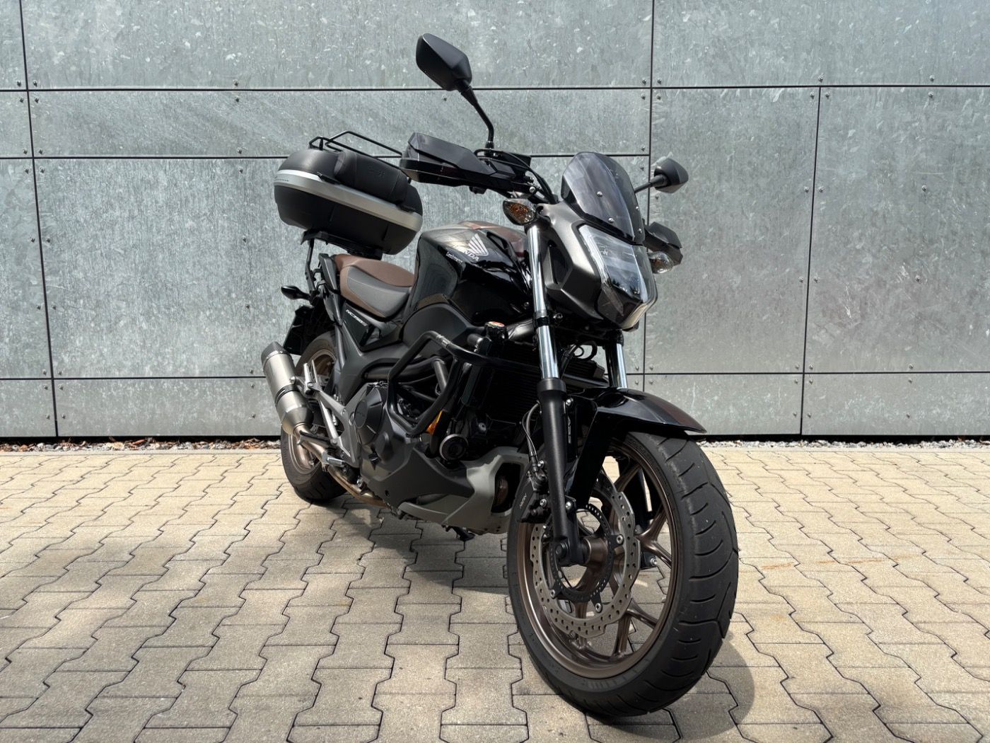 Fahrzeugabbildung Honda NC 750 S ABS mit Tieferlegung Leo Vince Auspuff