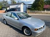 BMW 525i A - - BMW 525 mit Benzin-Antrieb: Limousine