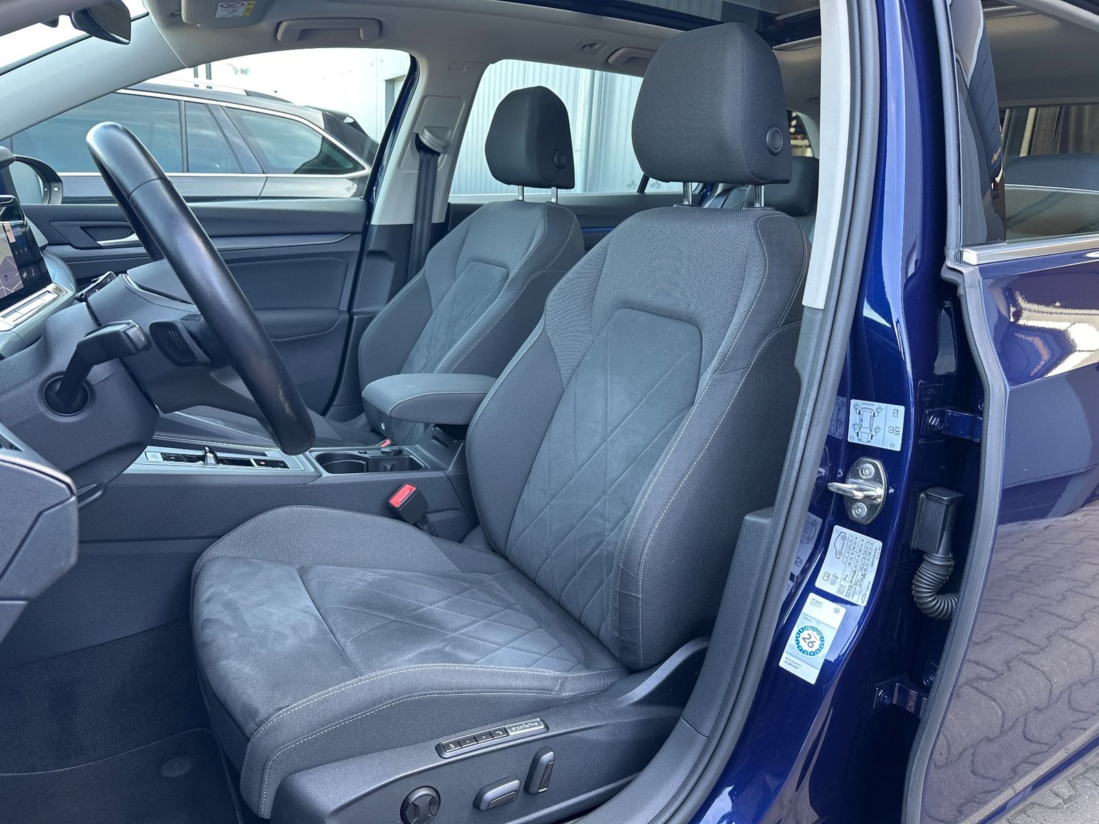 Fahrzeugabbildung Volkswagen Golf Variant 2.0 TDI DSG Style NAV+LED+PANO+AHK