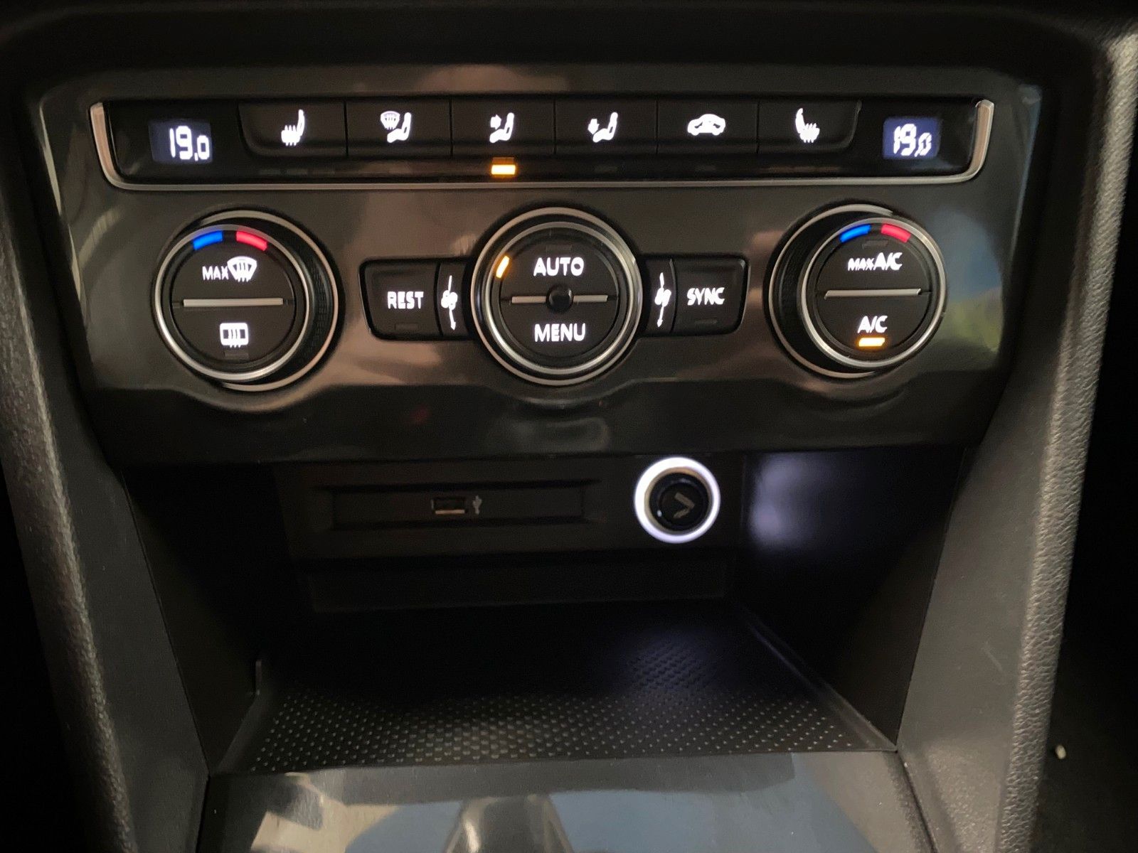 Fahrzeugabbildung Volkswagen Tiguan 1.5 TSI Trendline+NAVIGATION+ALLWETTER+BC