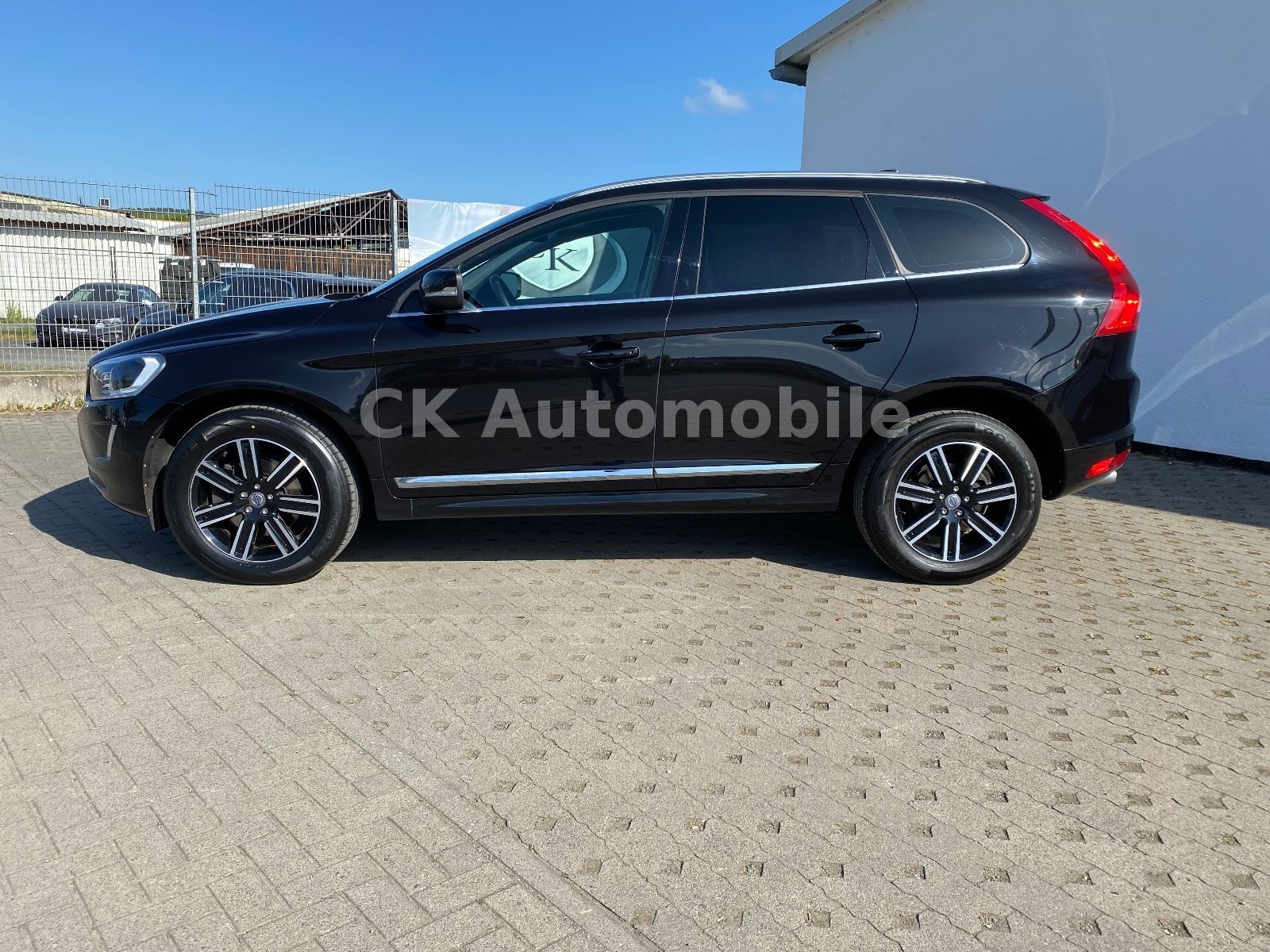 Fahrzeugabbildung Volvo XC60 D3 Summum 2WD/Navi/Leder/Bi-Xenon/PDC/AHK