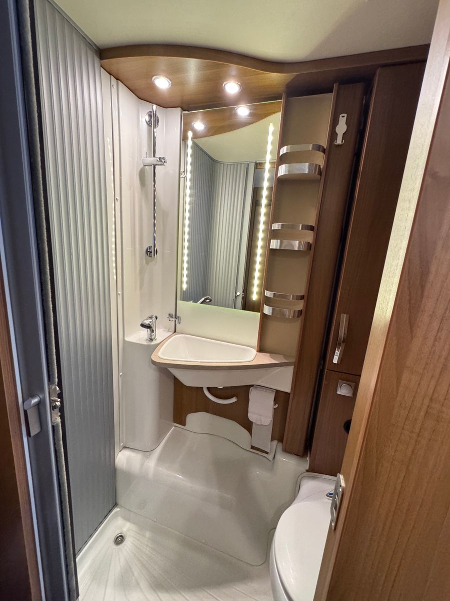 Fahrzeugabbildung Knaus VAN 650 I MEG AUTOMATIK LÄNGSBETT HUBBETT 1.HAND