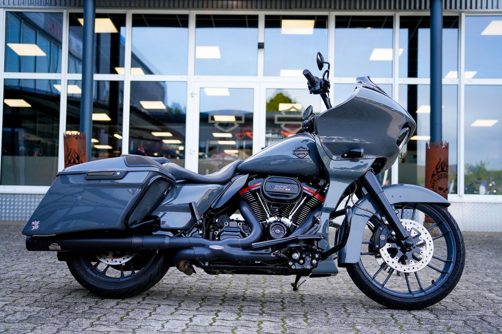 Fahrzeugabbildung Harley-Davidson FLTRXSE CVO Road Glide - JEKILL & HYDE -