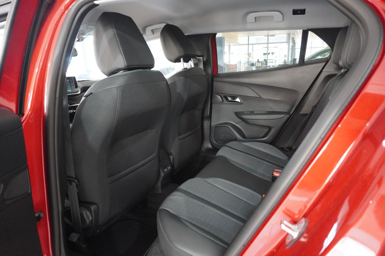 Fahrzeugabbildung Peugeot 2008 1.2T ALLURE AT NAVI/LED/KAMERA/SHZ/VIRT.