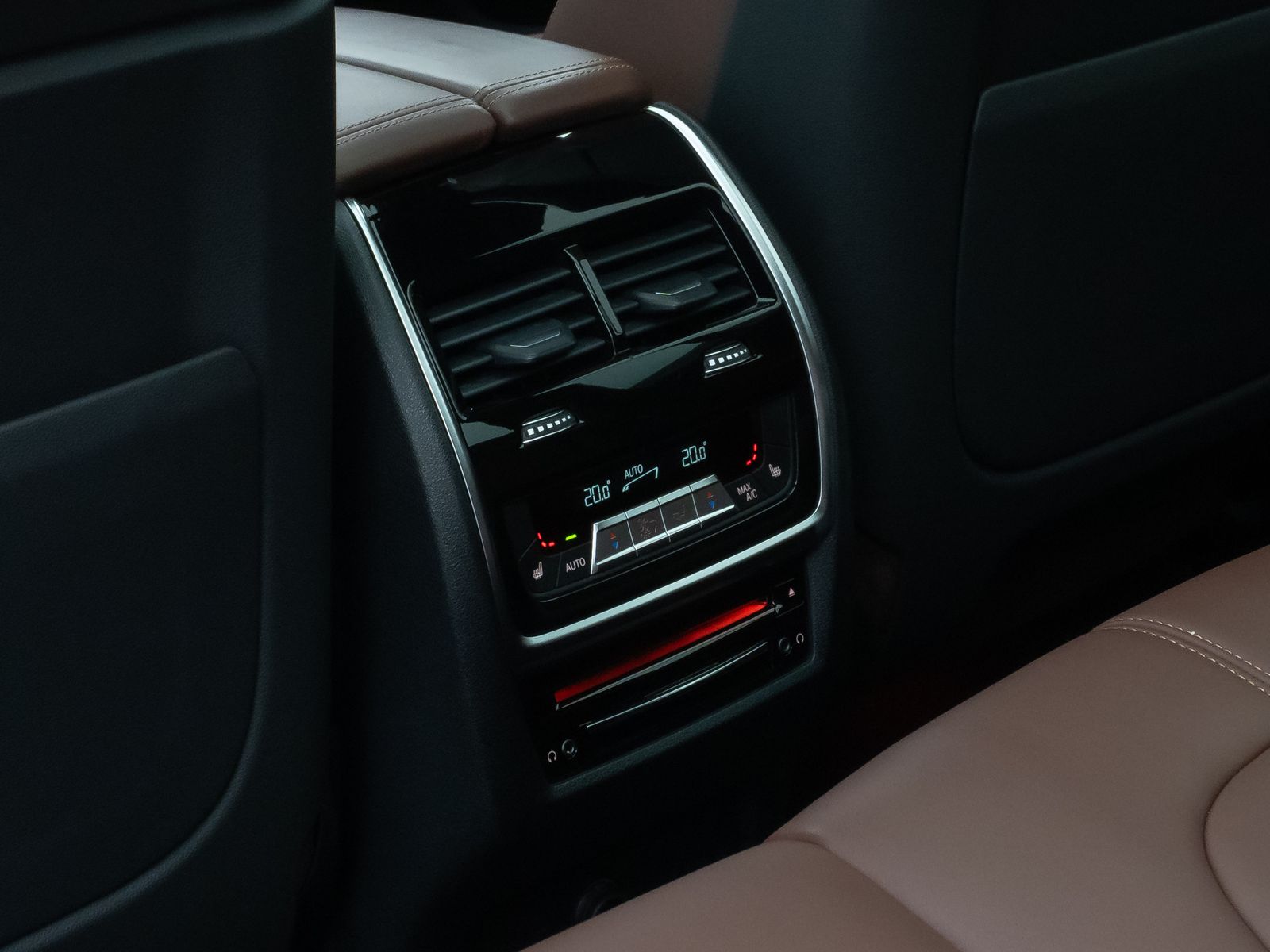 Fahrzeugabbildung BMW X5 M50i Panorama Laser HUD DAB B&W SoftClos Voll