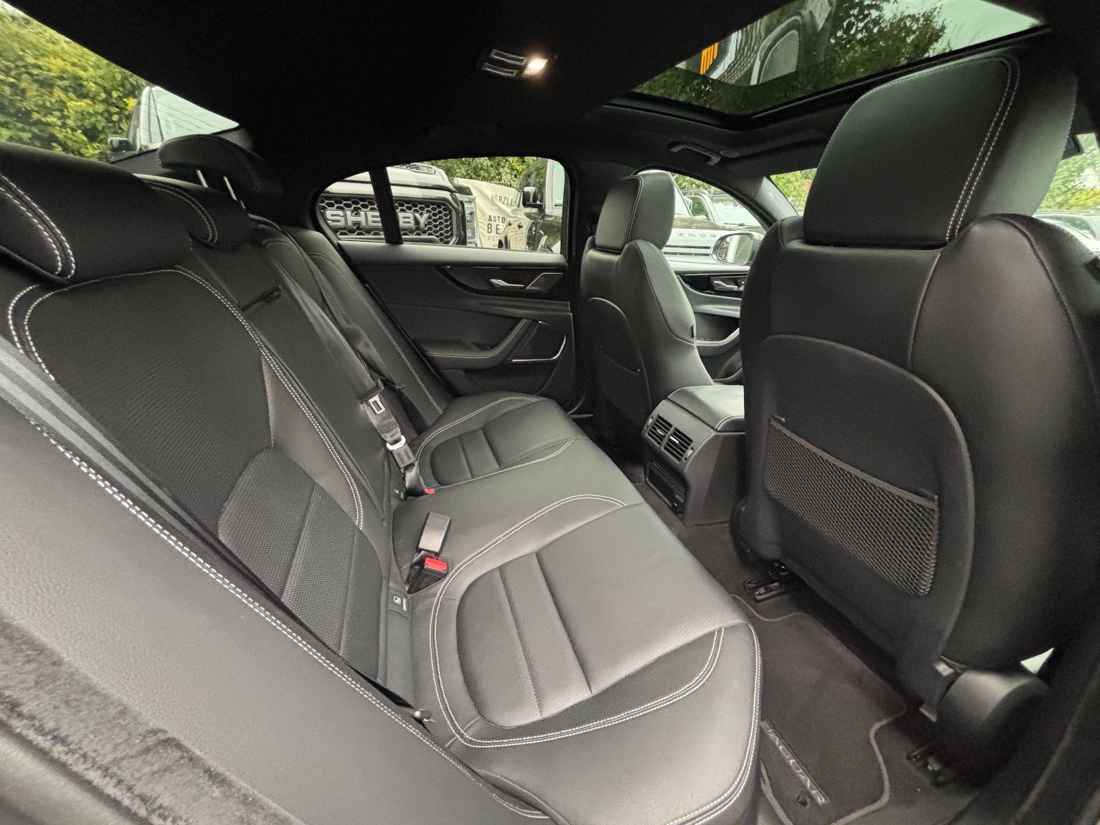 Fahrzeugabbildung Jaguar XE R-Dynamic Black/360''KAM/PANO/EXCLUSIV/MERIDI