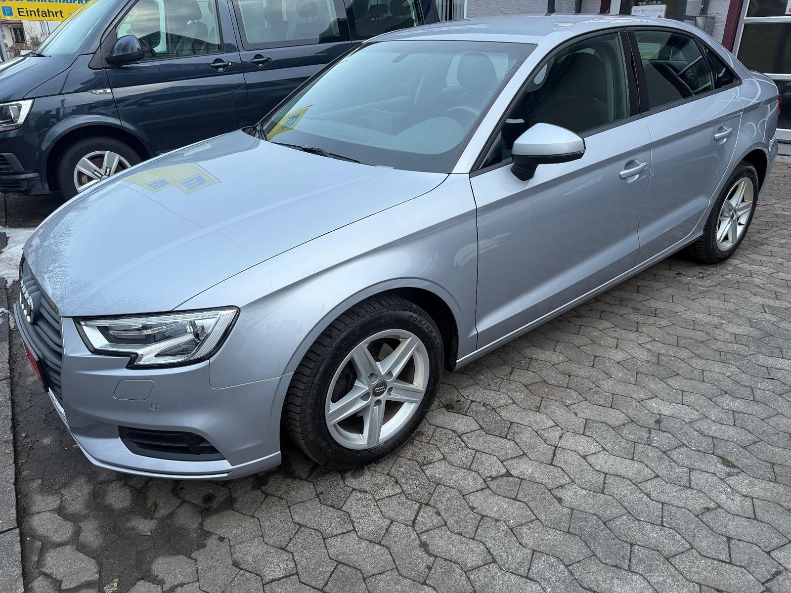 Audi A3 A3 30 TDI NAVI/Bi-Xenon/AHK