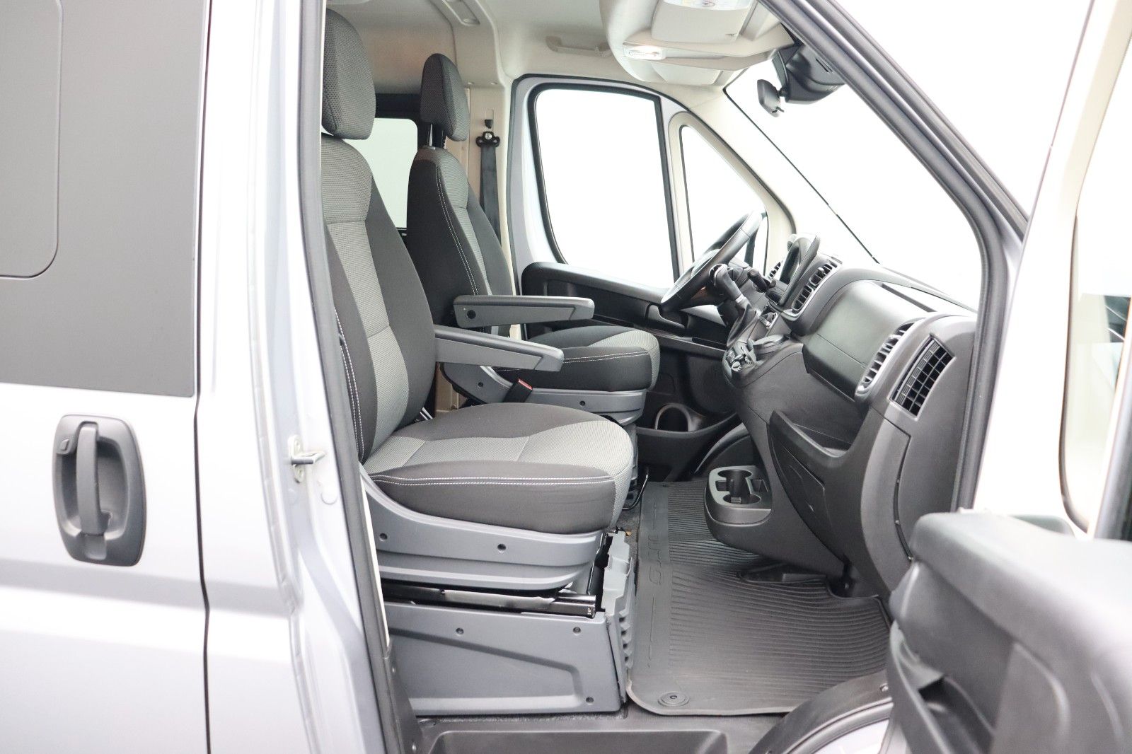 Fahrzeugabbildung Fiat Ducato 30 L1H1 2.2 Panorama - Komfort-Fahrersitz