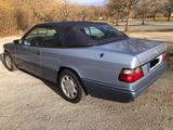 Mercedes-Benz  E 220 Cabrio Sportline Perlblau me - Mercedes-Benz Oldtimer: Cabrio