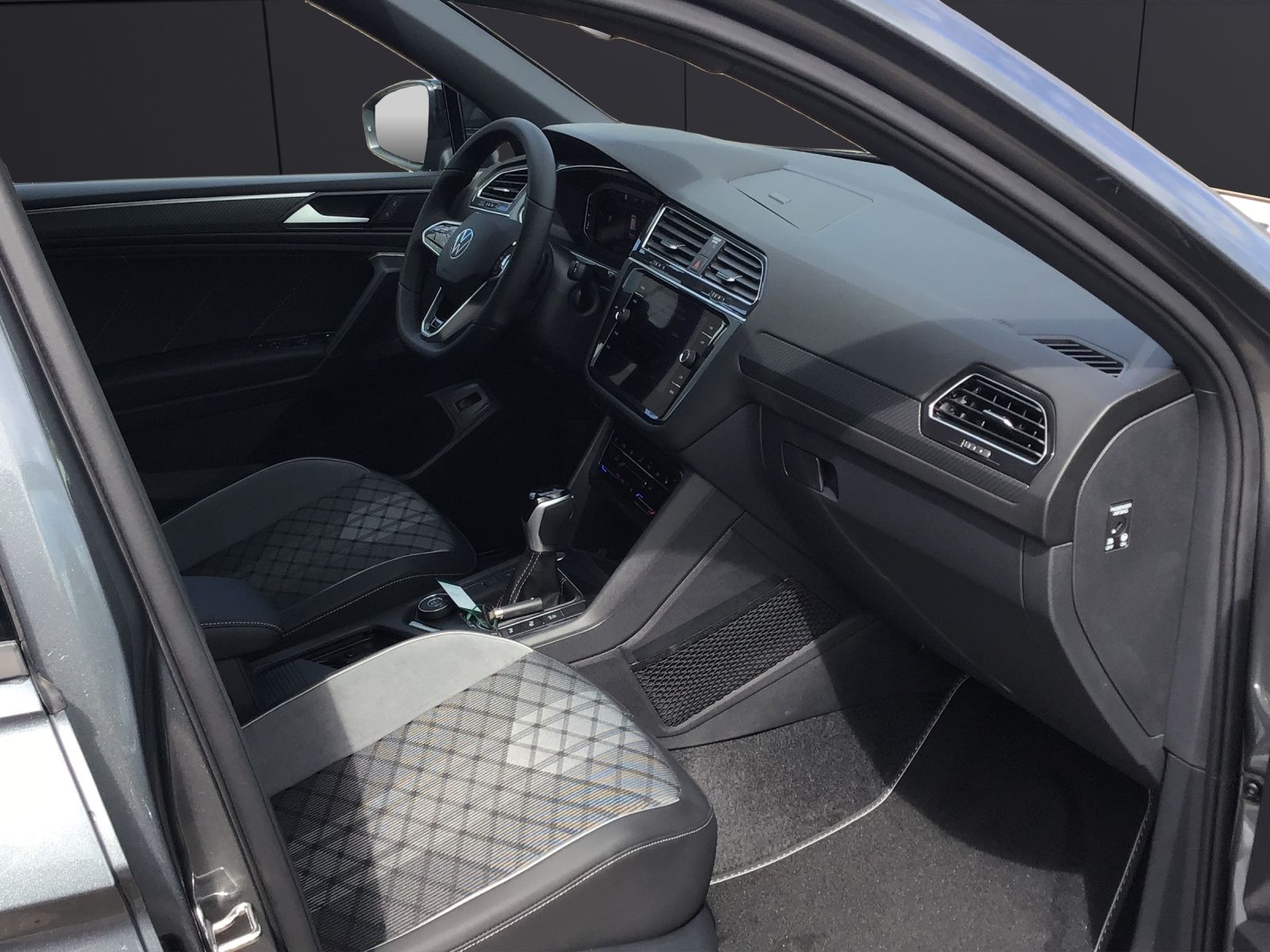Fahrzeugabbildung Volkswagen Tiguan Allspace R-Line TDI 4M Matrix STHZG AHK H