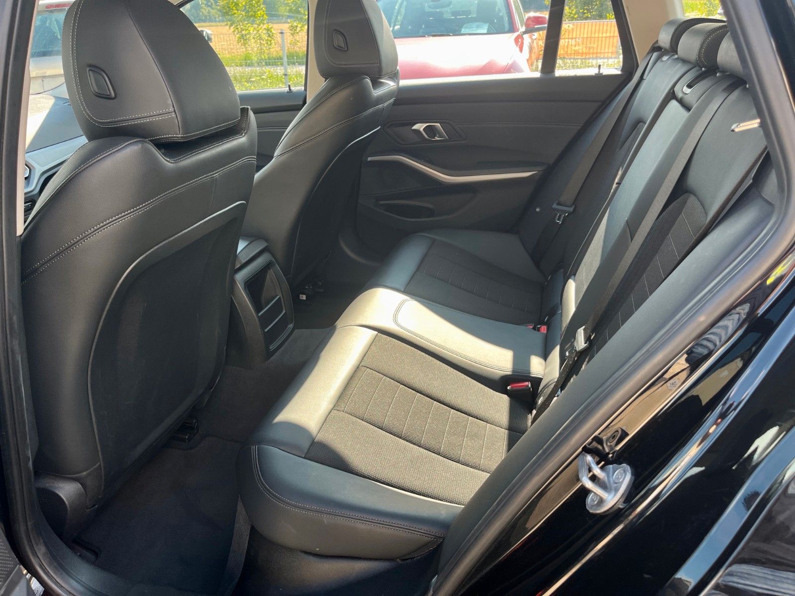 Fahrzeugabbildung BMW 318d Tour Navi Leder Kamera HUD Alarm SPORTSITZE