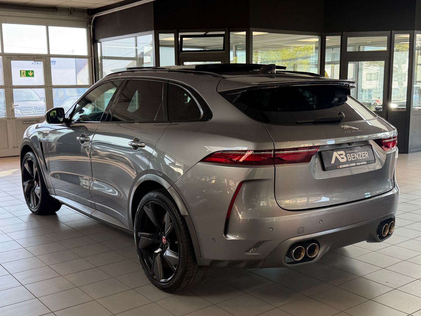 Fahrzeugabbildung Jaguar F-PACE SVR /PANO/MERIDIAN/360°KAM/HUD/AMBIENTE
