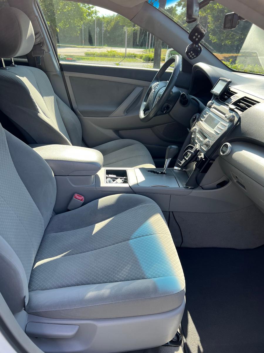 Toyota Camry 2,4L Hybrid Limousine weiß AHK PDC JBL
