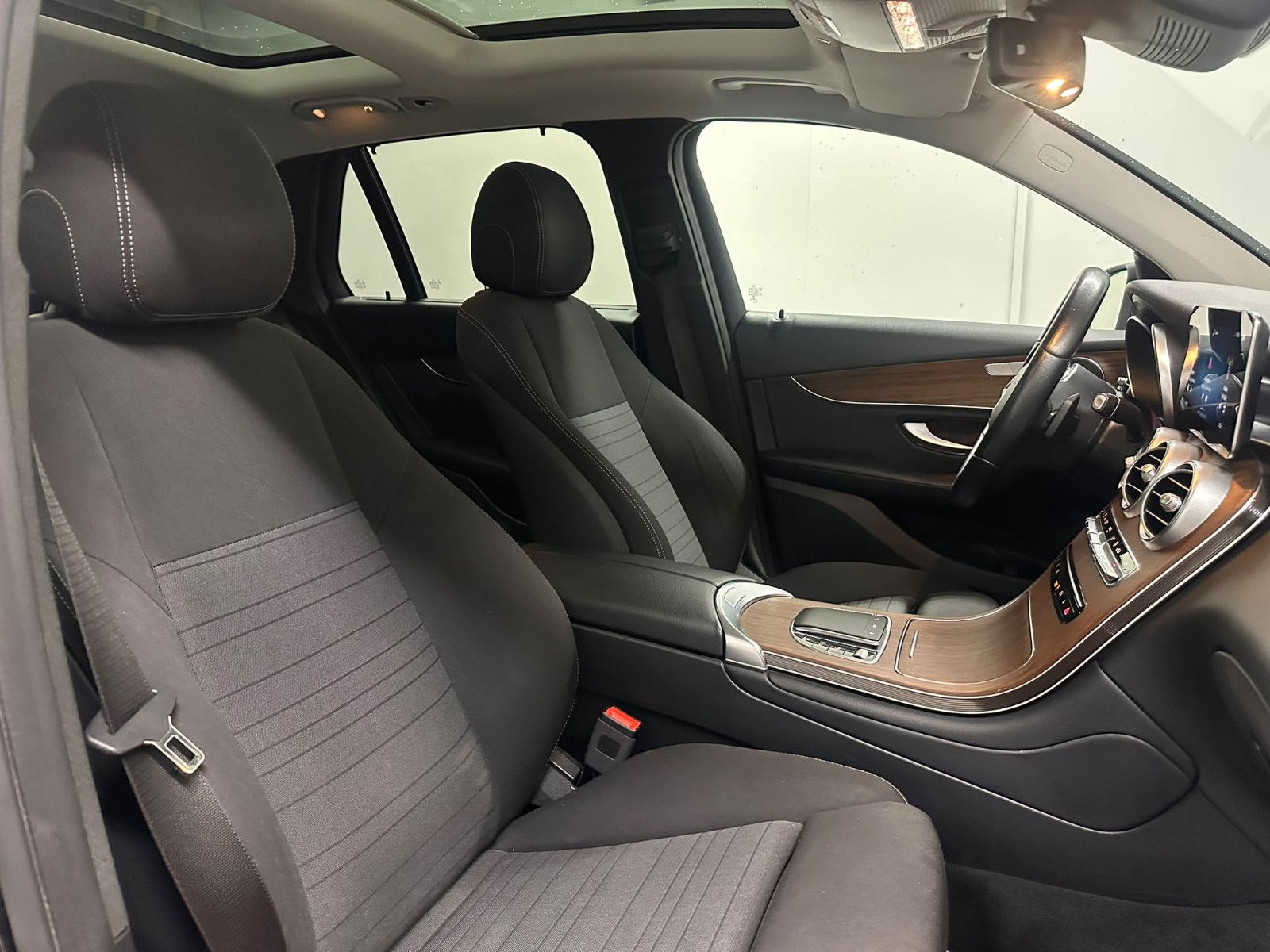 Fahrzeugabbildung Mercedes-Benz GLC 300 e 4MATIC Autom.*AHK*PANORAMA*DISTRO