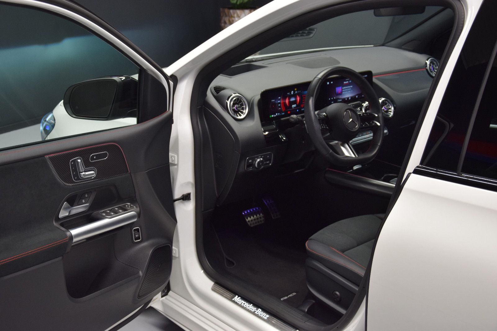 Fahrzeugabbildung Mercedes-Benz B 250 4Matic AMG Pano 360° Night ACC MBUX
