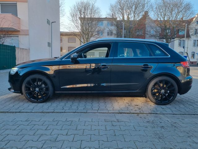 Audi A3 Sportback 30 TFSI Automatik PDC v+h Navi Shzg