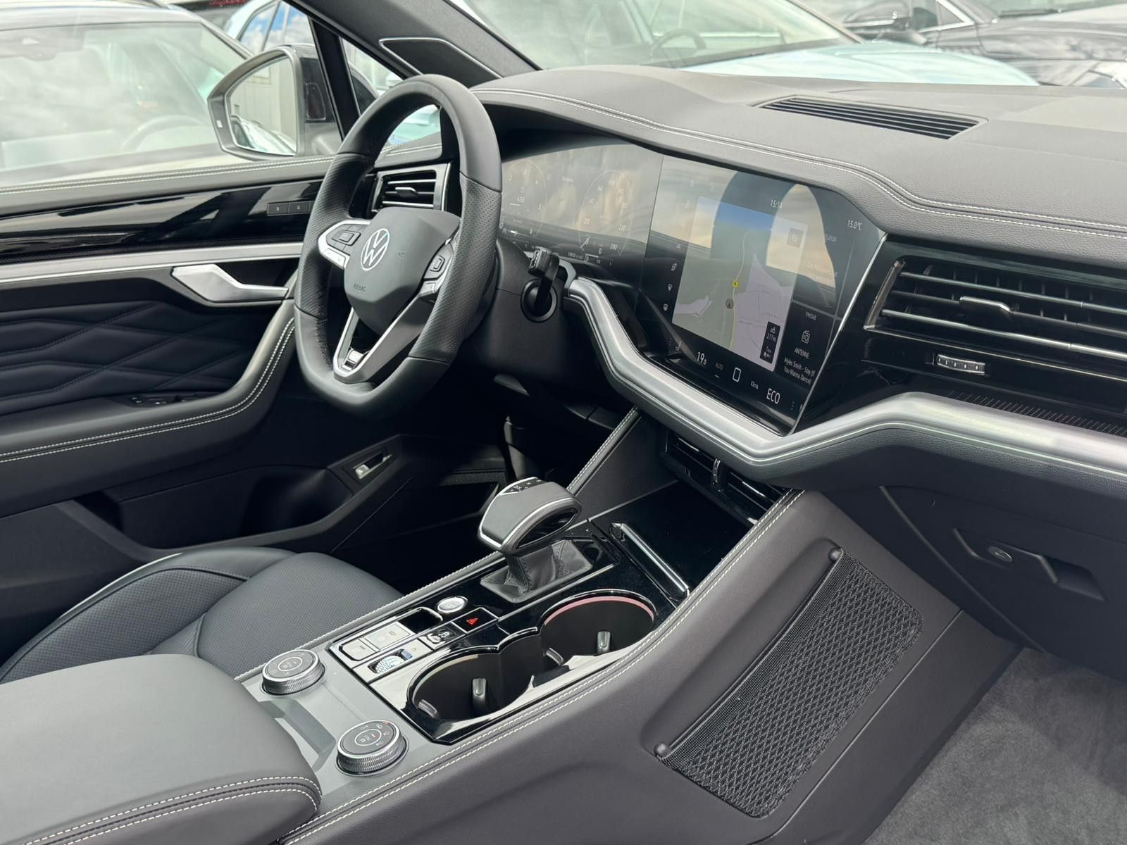 Fahrzeugabbildung Volkswagen Touareg 3.0TDI 4M R-Line VOLL Black 22" UPE 114T