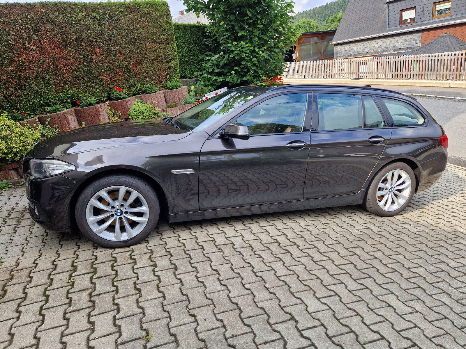 BMW 520d xDrive Leder, HUD, Panoramadach, AHK 