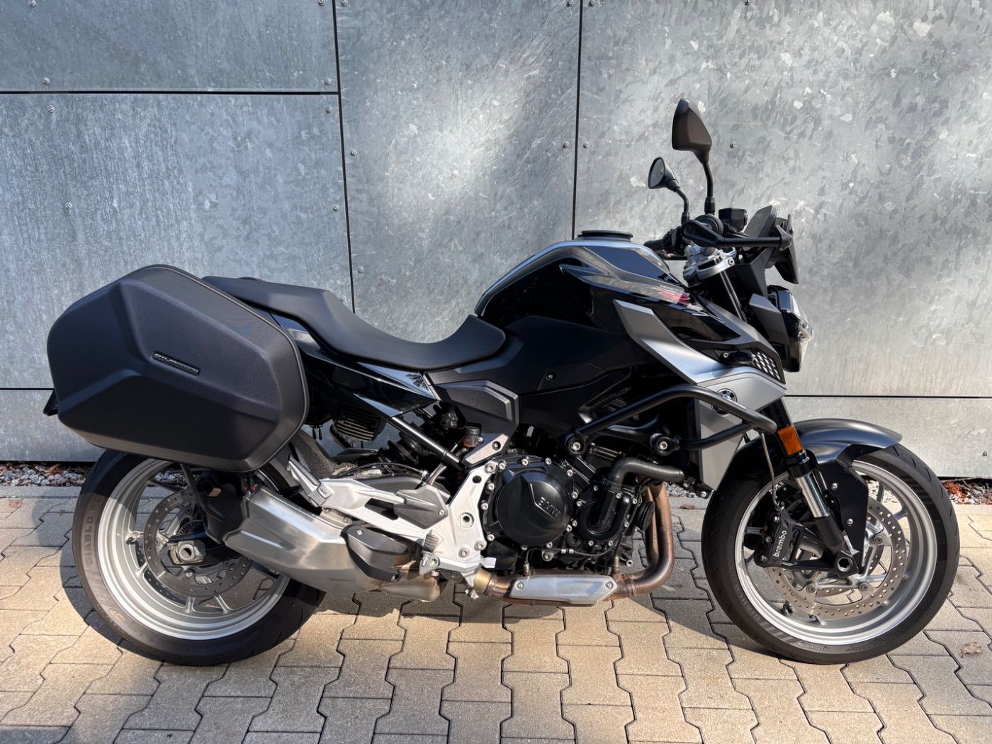 Fahrzeugabbildung BMW F 900 R Tieferlegung Seitenkoffer