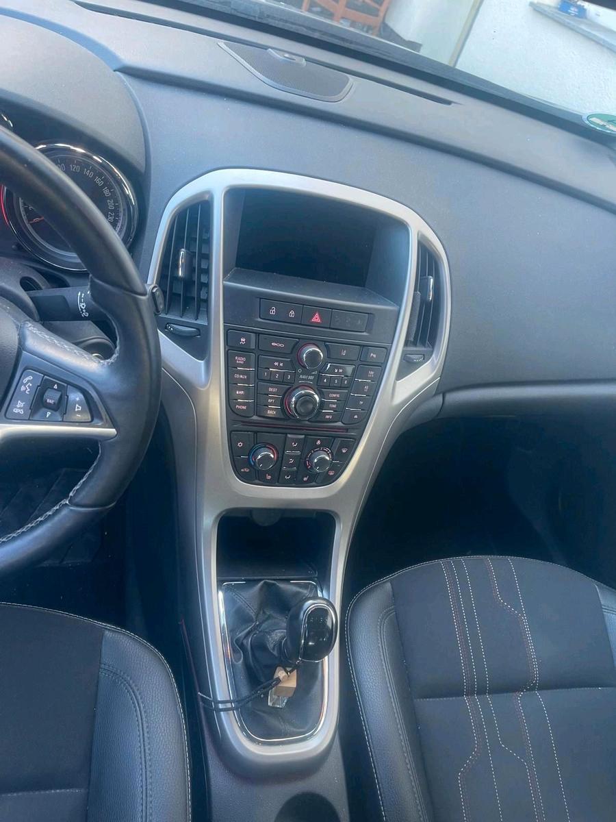 Opel Astra 2012 — engine