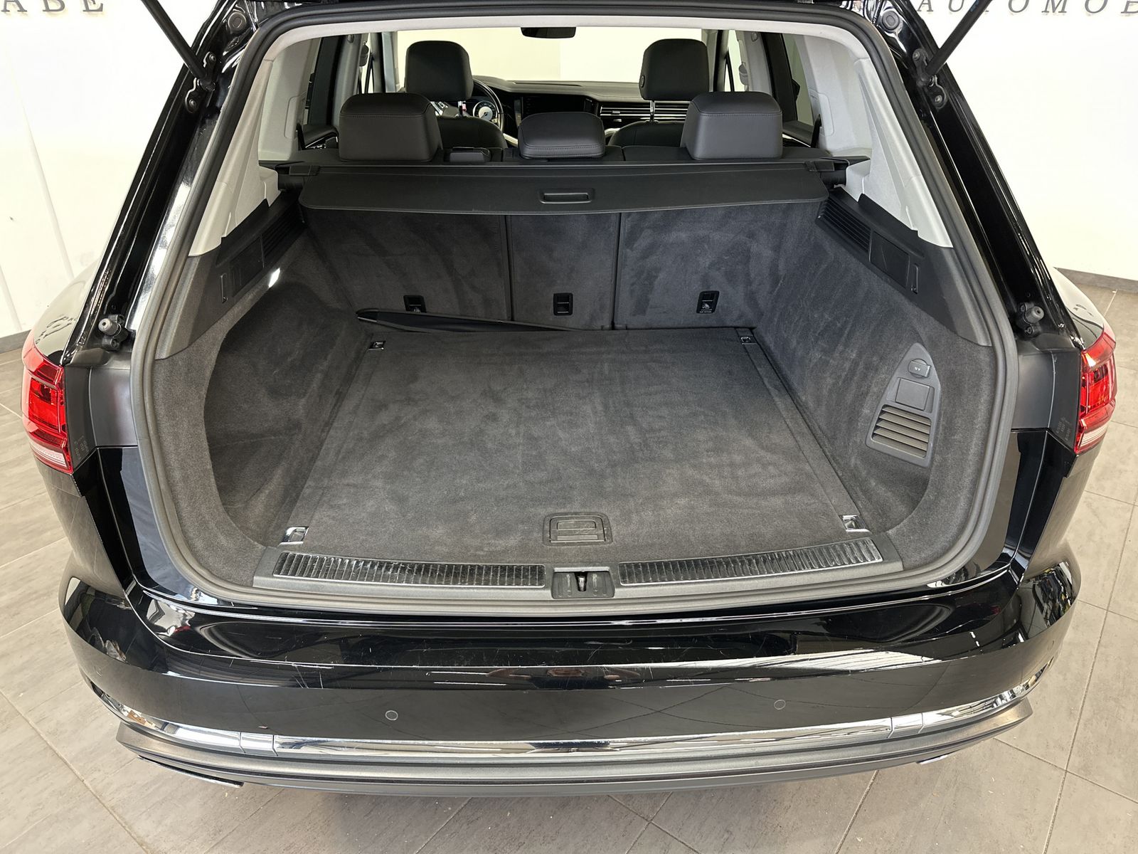 Fahrzeugabbildung Volkswagen Touareg 3.0 TDI Elegance 4Motion NAV+LED+PANO+PP