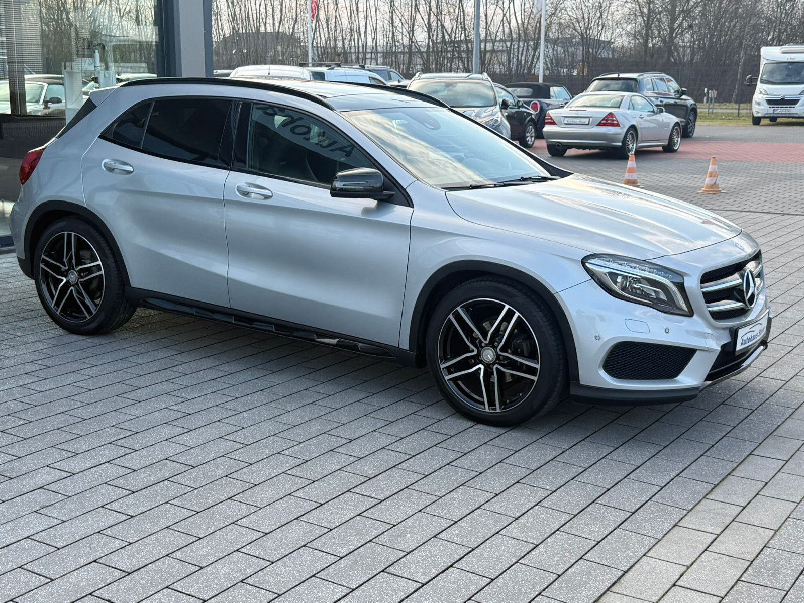 Fahrzeugabbildung Mercedes-Benz GLA 200 AMG Line PANO NAVI LEDER PDC WINTERRÄDER