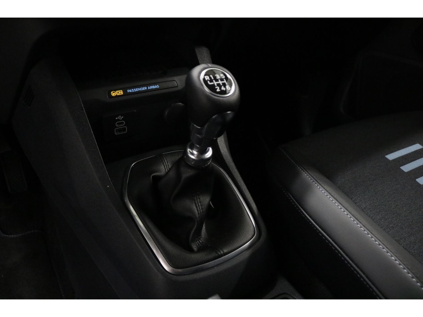 Fahrzeugabbildung Ford Tourneo Courier Active Navi ACC DAB SHZ LenkradH