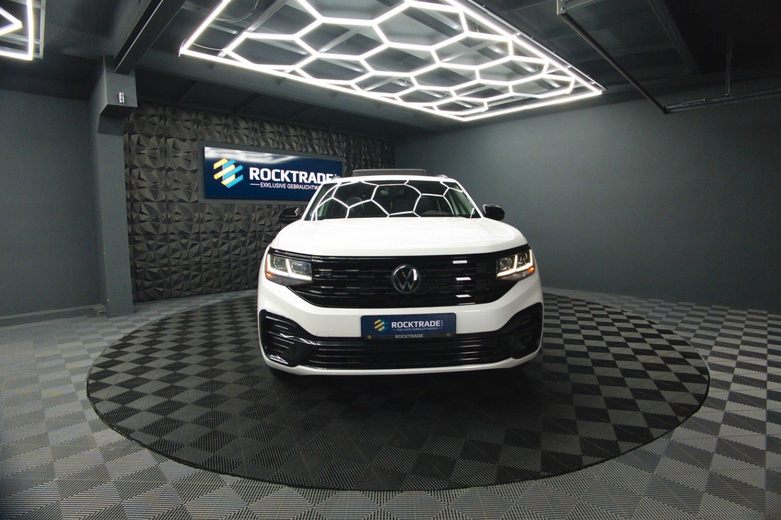 Fahrzeugabbildung Volkswagen ATLAS 3.6 Cross Sport 4x4 R-Line Black 4Motion