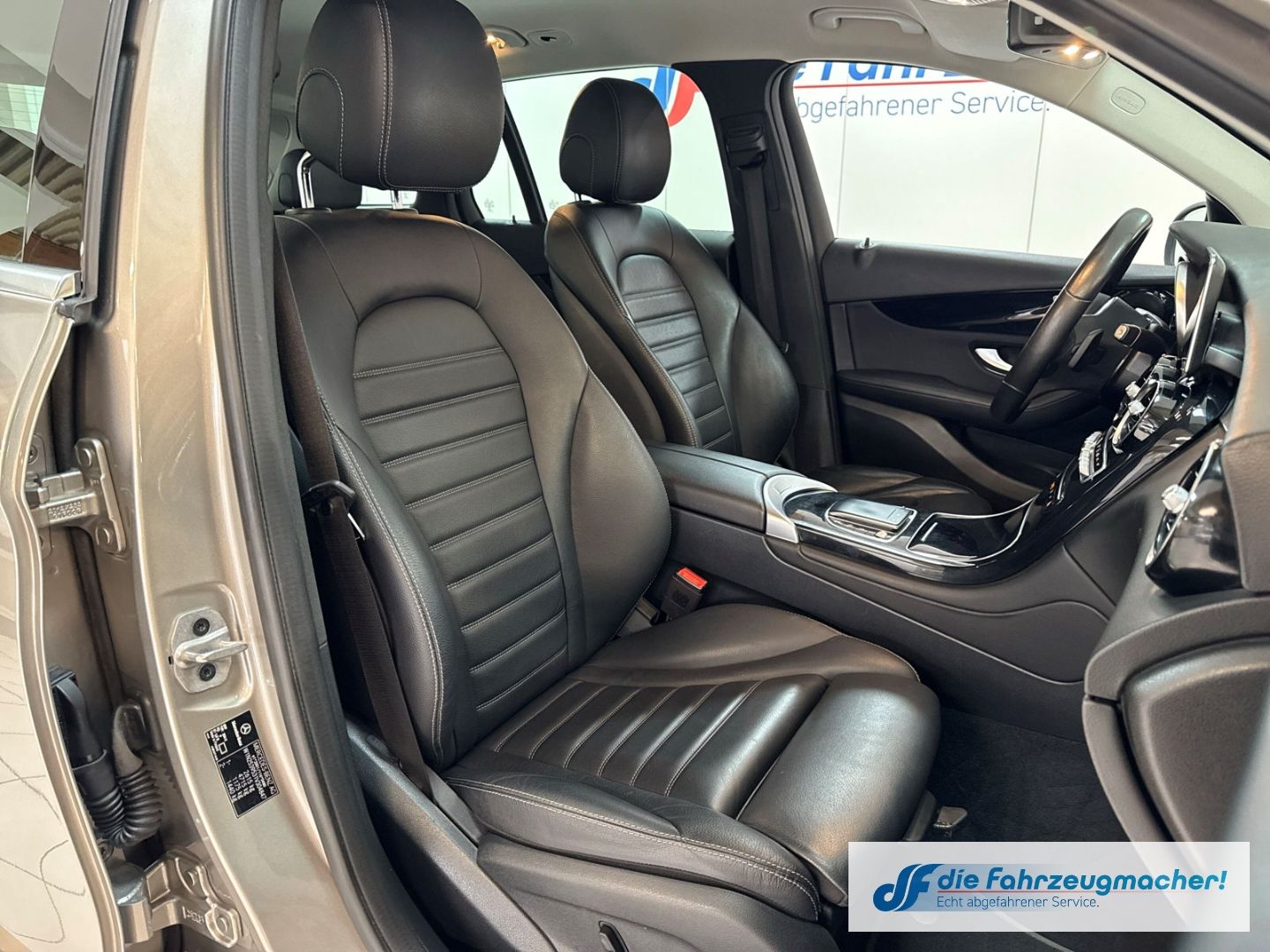 Fahrzeugabbildung Mercedes-Benz GLC 300 e 4Matic AHK-klappbar Leder *EXPORT