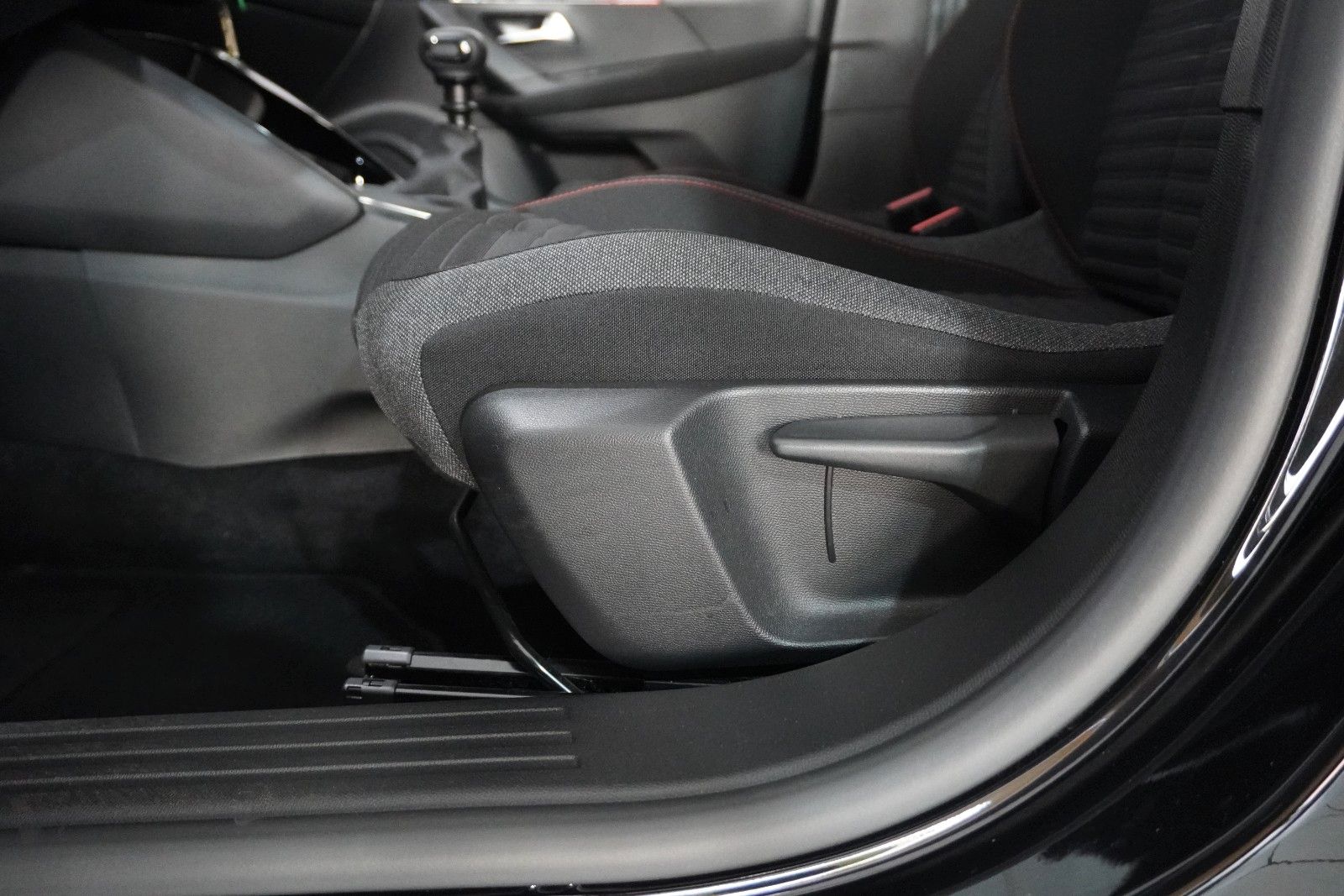 Fahrzeugabbildung Peugeot 2008 1.2T ACTIVE PACK NAVI/LED/KAMERA/SPORT/SH