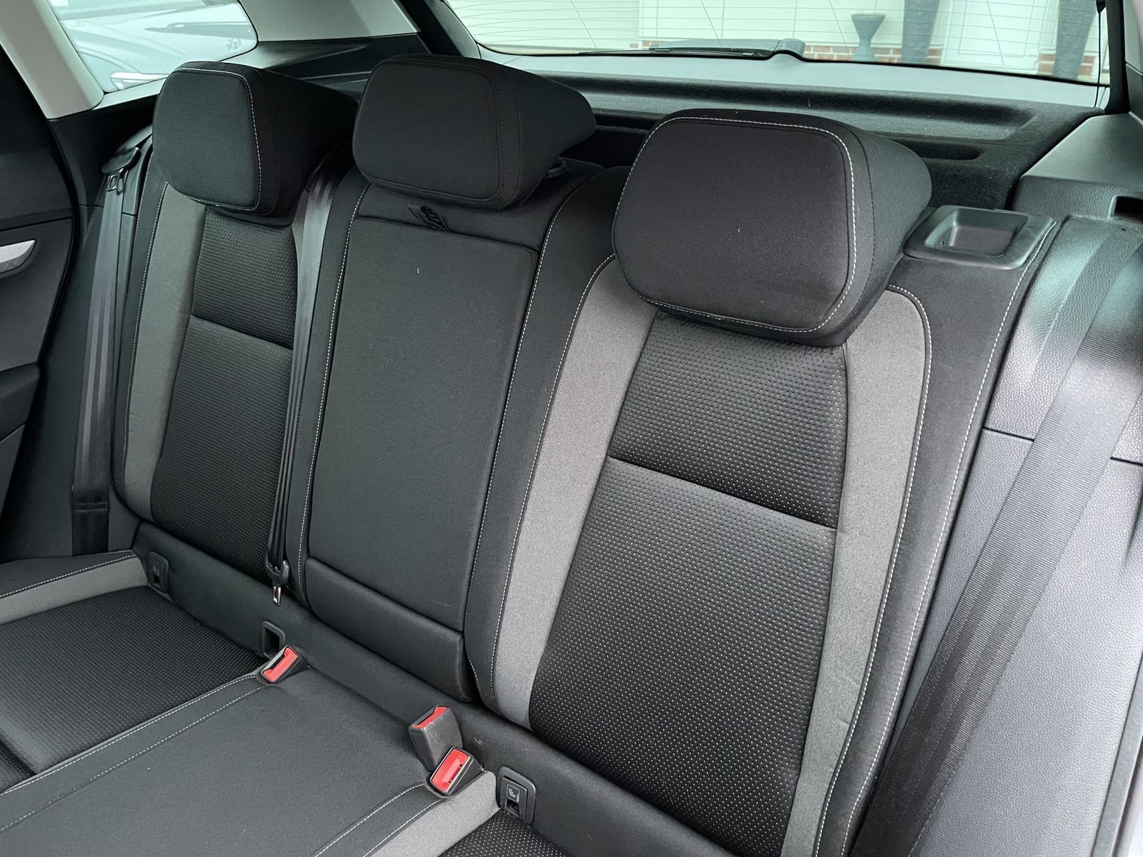 Fahrzeugabbildung SKODA Karoq Ambition 1.5 TSI*AHK*STHZ*LED*Cam*ACC*