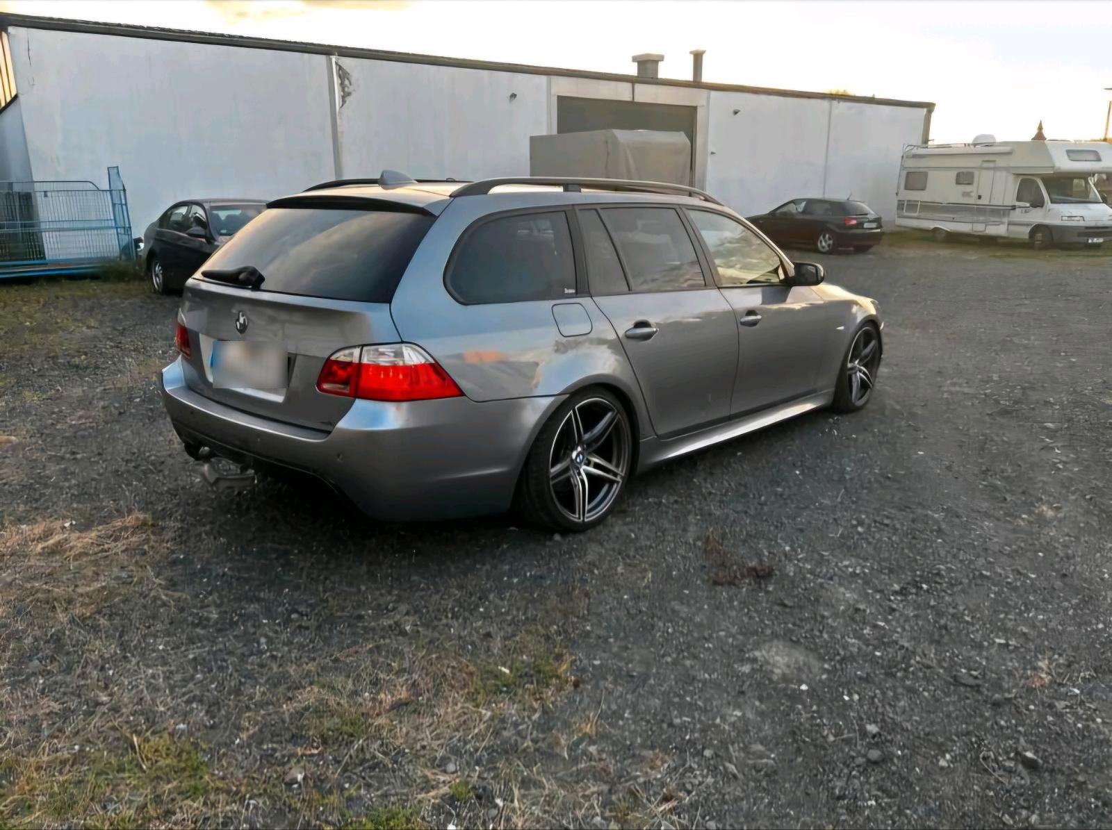 BMW 530 2005 — салон