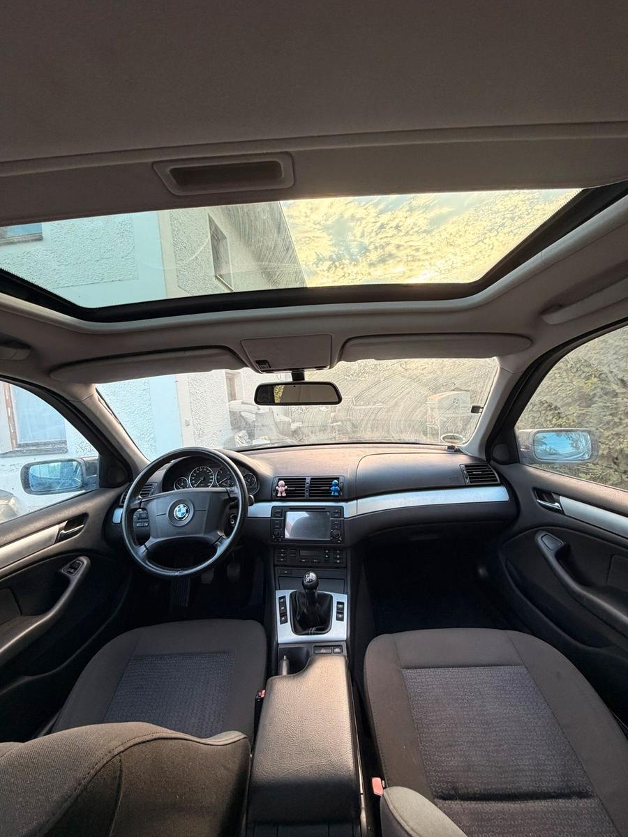 BMW 320 2004 — interior