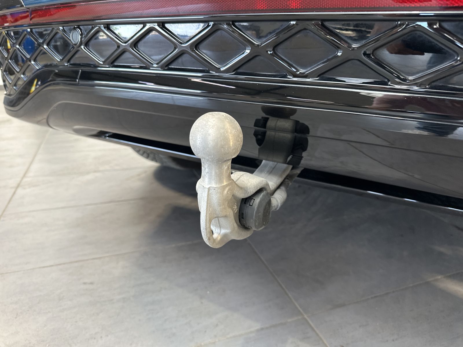 Fahrzeugabbildung Volkswagen Tiguan 1.5 eTSI R-Line DSG NAVI+LED+ACC+AHK+SHZ