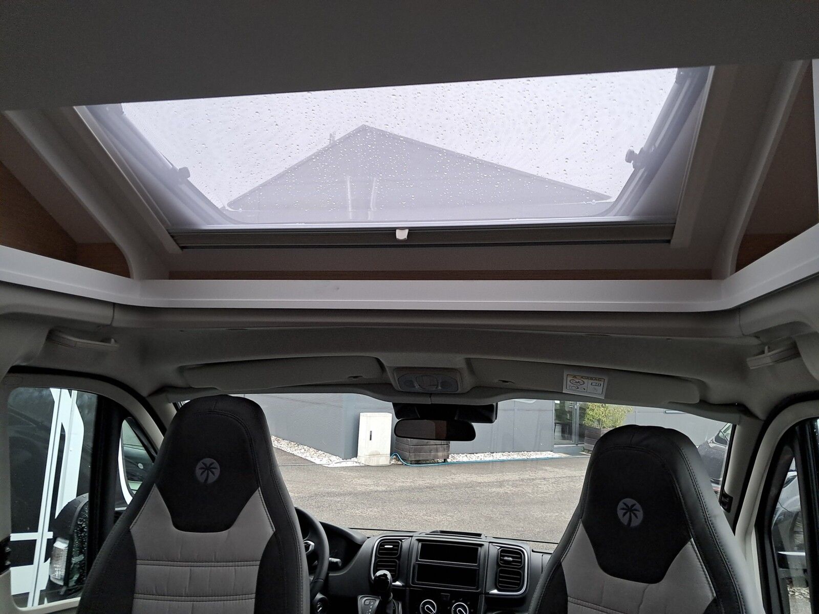 Fahrzeugabbildung Sunlight Adventure T 66S Automatik, Dörr Edition, TV