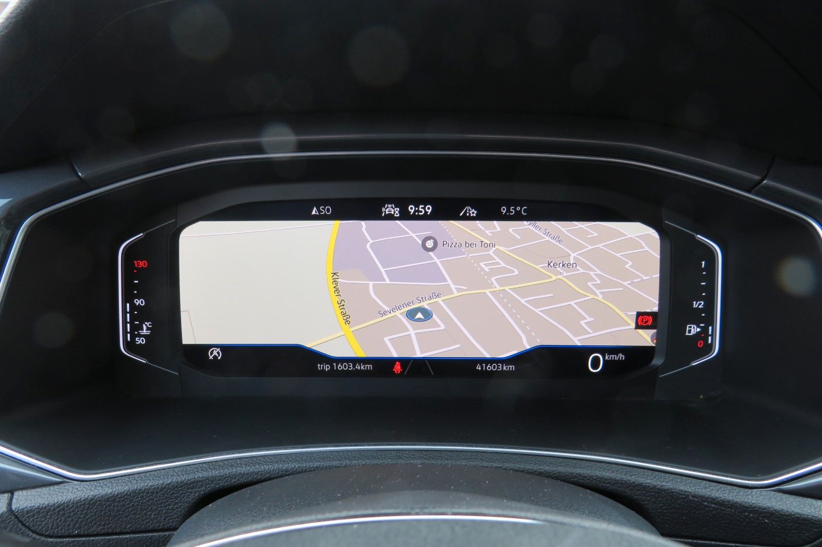 Fahrzeugabbildung Volkswagen T-Roc Sport R-LINE PANO 18`LED NAVI BEATS 1.HD