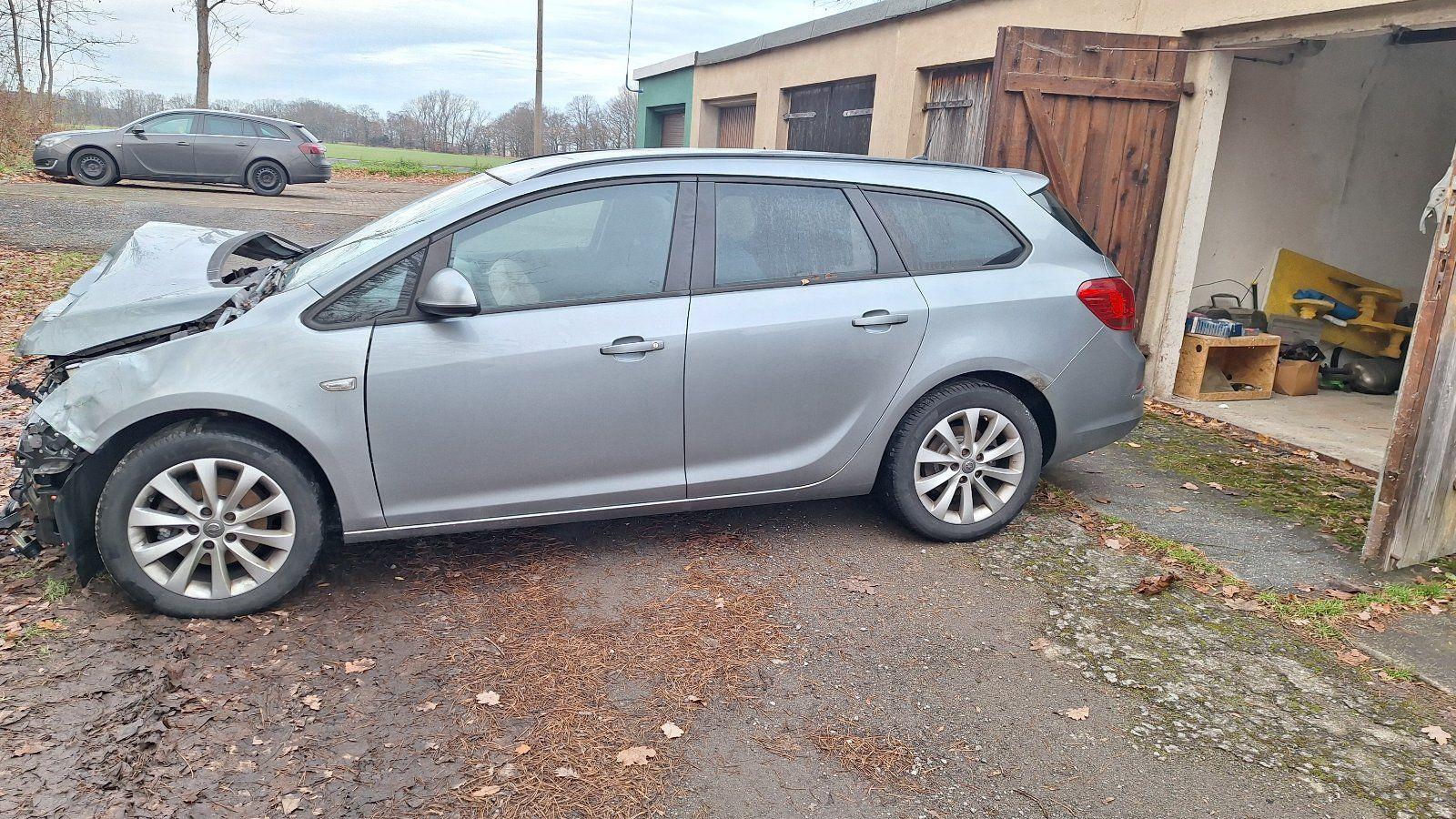 Opel Astra 2013 — interior