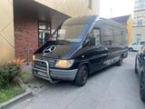 Mercedes-Benz 312 D 5 cylinder lang  - Mercedes-Benz Sprinter mit Panoramadach