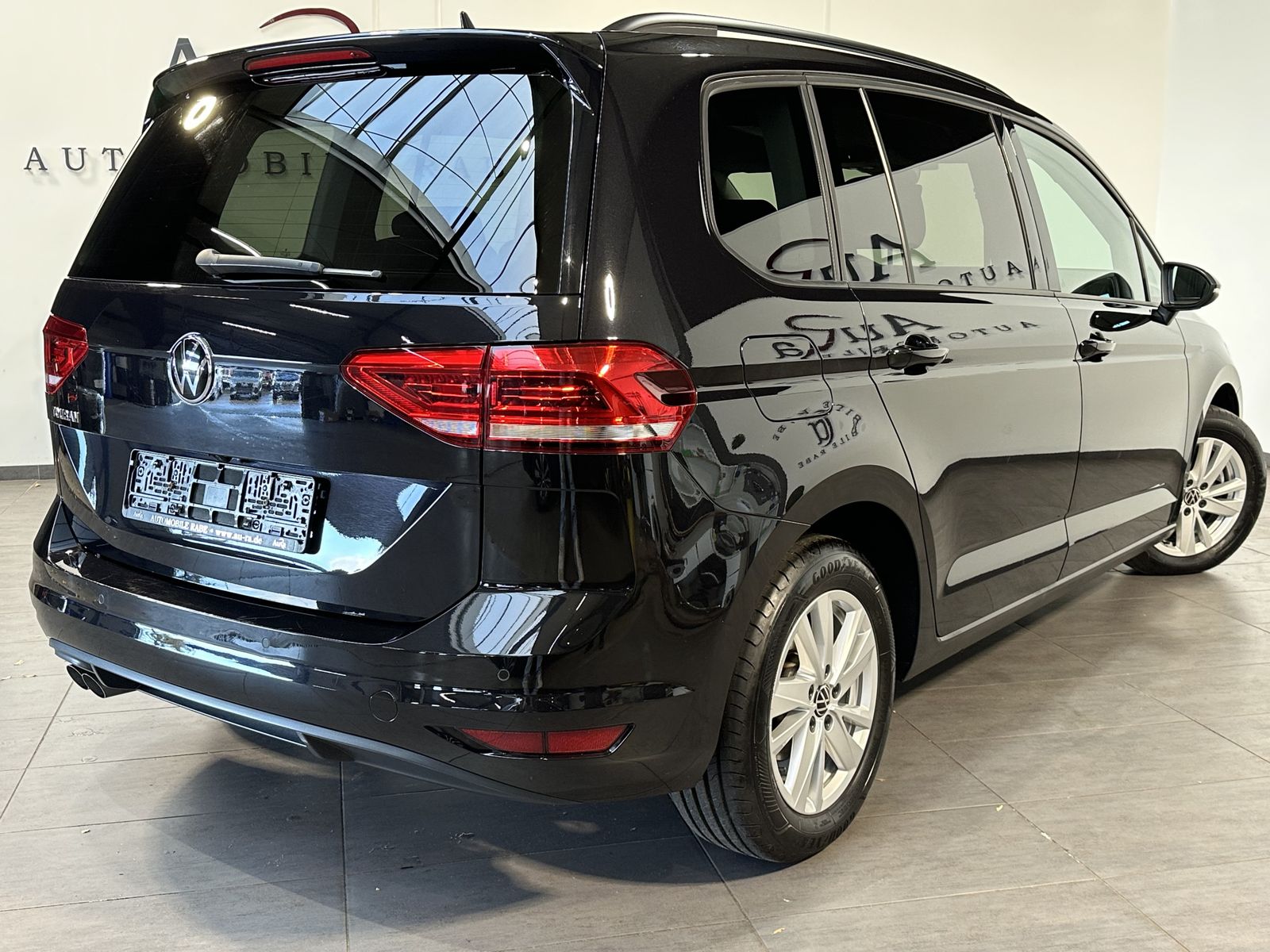 Fahrzeugabbildung Volkswagen Touran 2.0 TDI DSG Comfortline NAV+LED+AHK+KAM