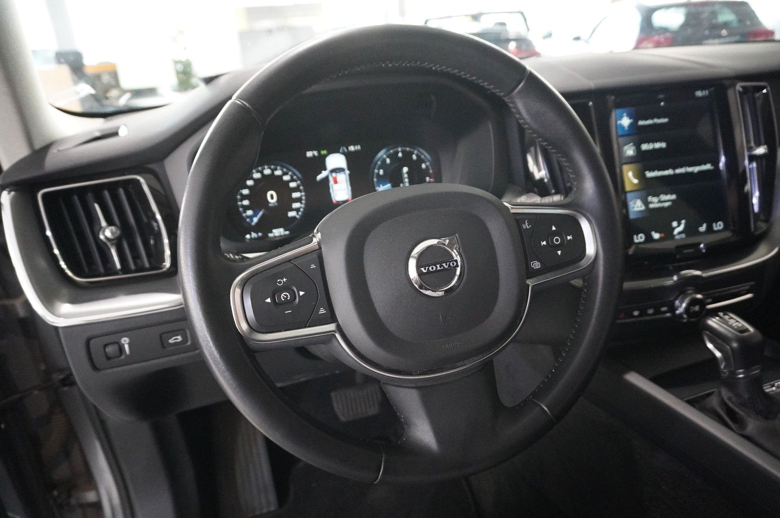 Fahrzeugabbildung Volvo XC 60 T4 MOMENTUM PRO NAVI/LED/VIRTU./SHZ/AHK