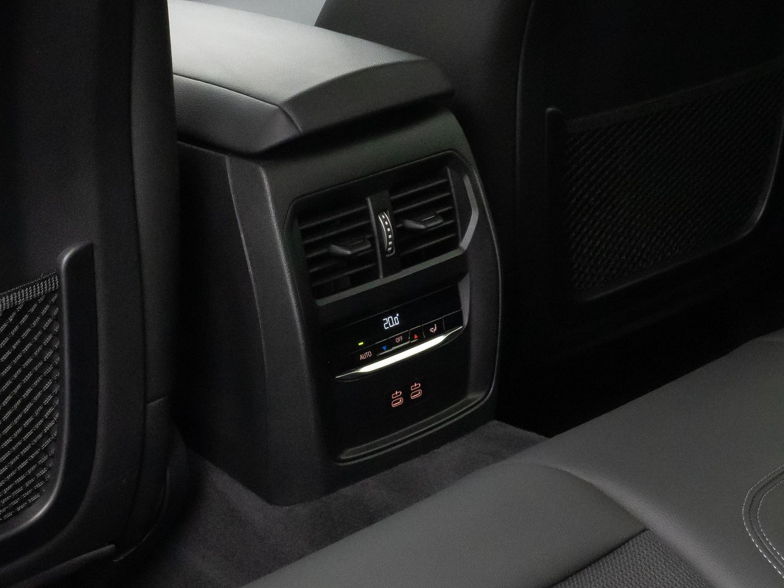 Fahrzeugabbildung BMW 320i HUD DAB Leder Alarm Sport Driving Assistent