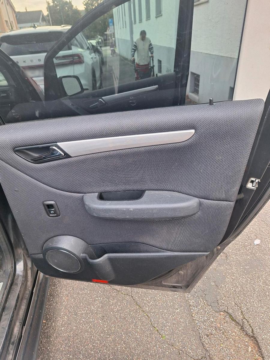 Mercedes-Benz B200 2011 — photo 9