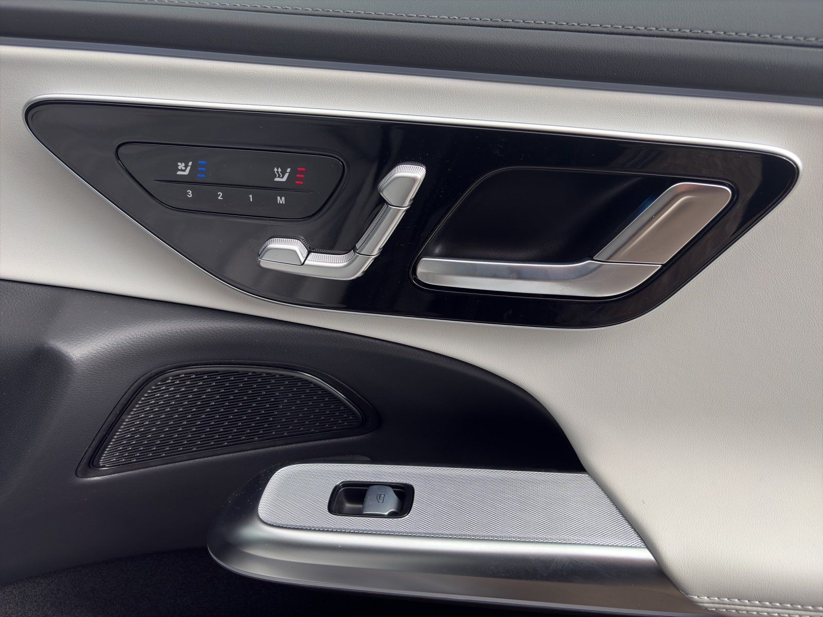 Fahrzeugabbildung Mercedes-Benz E 220 d T AMG Distro NIGHT SitzKli HUD KeyGo 360