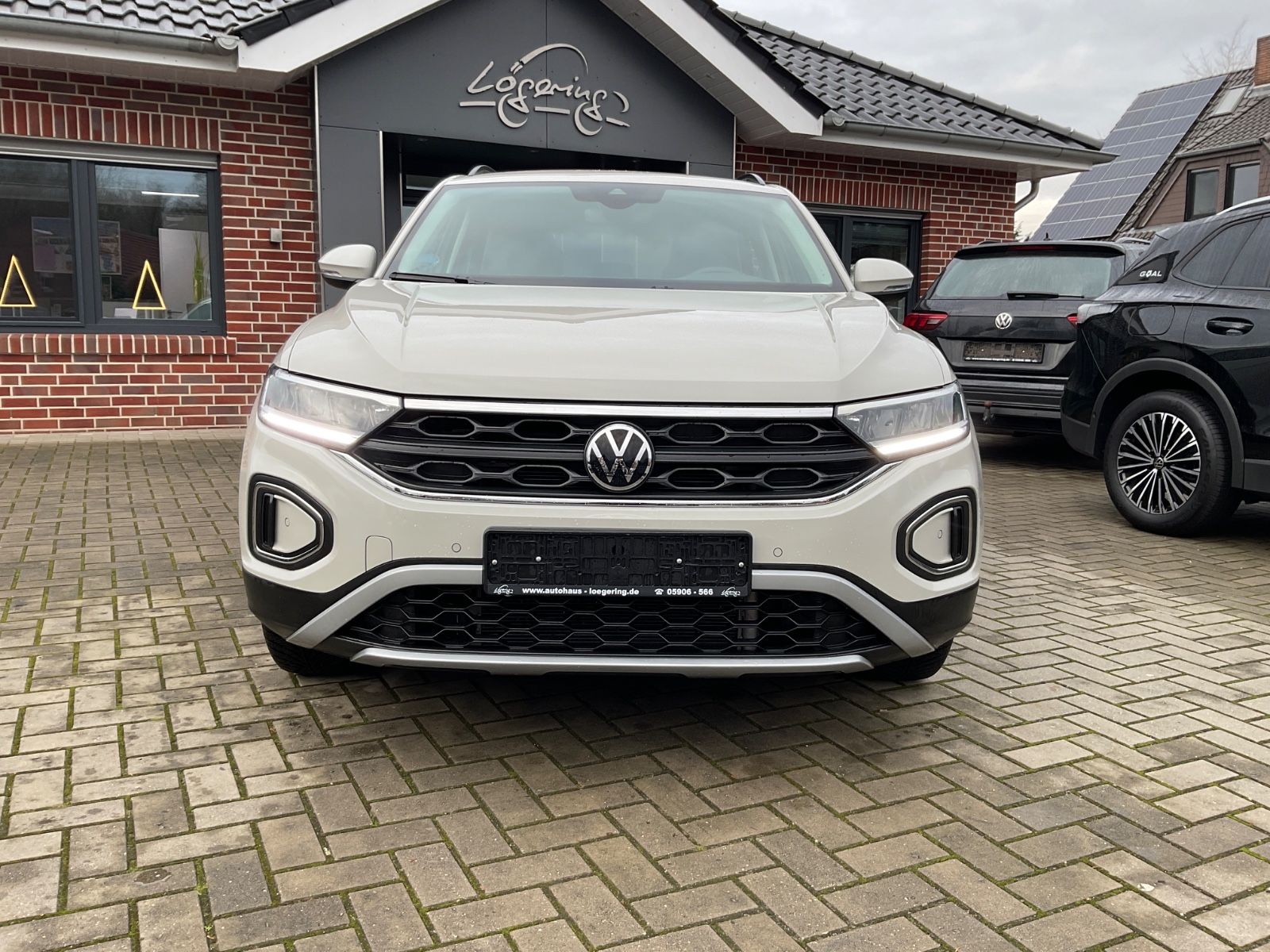 Fahrzeugabbildung Volkswagen T-Roc 1.5 TSI DSG Life,LED,AHK,Navi
