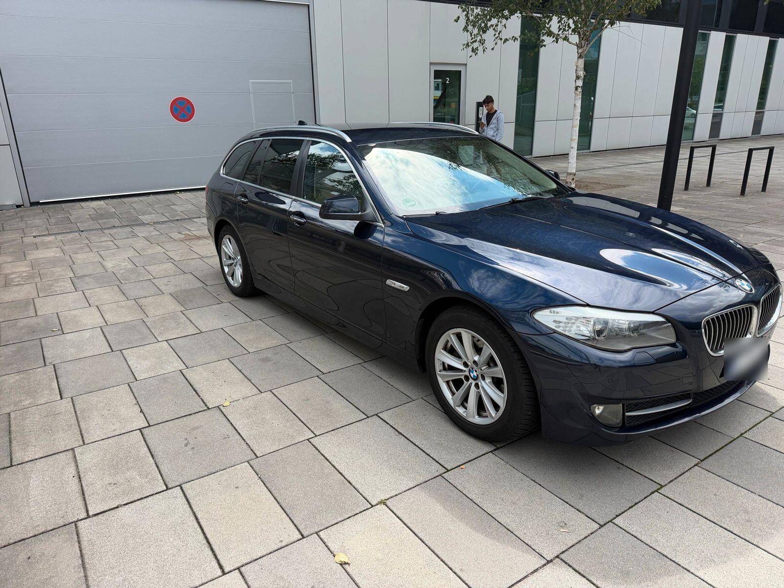BMW 520 2011 — interior
