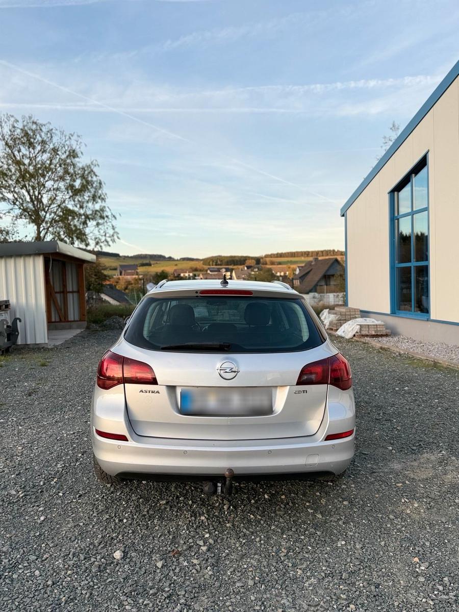 Opel Astra 2011 — photo 6