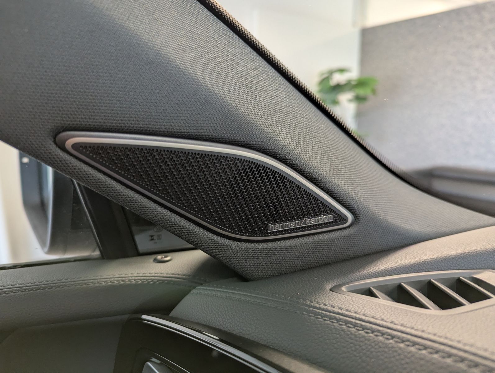 Fahrzeugabbildung Volkswagen Tiguan 2.0TDI R-Line 4M Pano Black Matrix AHK 20