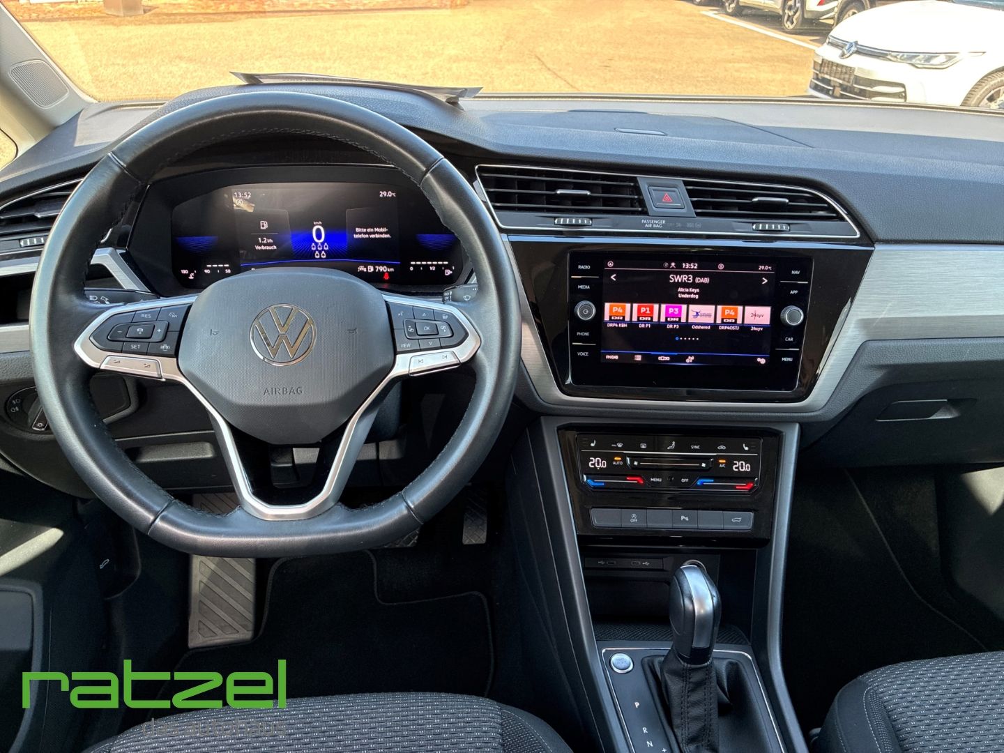 Fahrzeugabbildung Volkswagen Touran Comfortline 1.5 TSI DSG 7-Sitzer AHK ACC