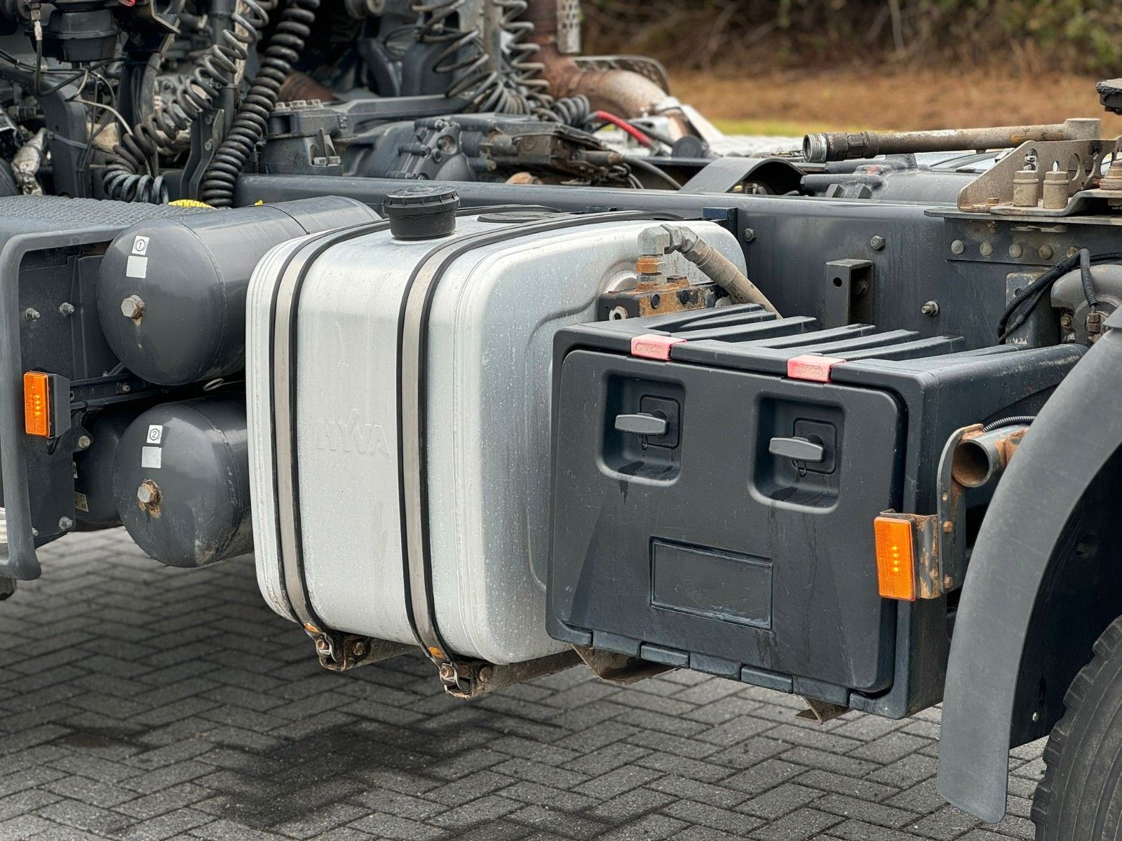 Fahrzeugabbildung Scania G450 4x4H BB Sattelzugmaschine Kipp-Hydraulik